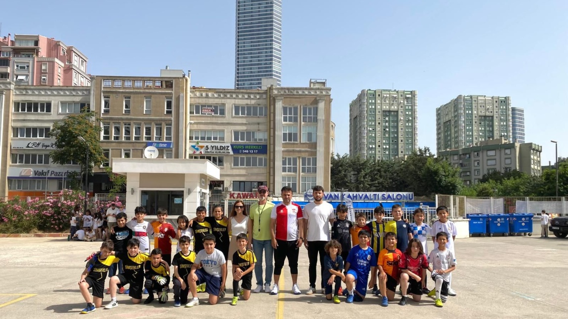 Okulumuz Futbol Turnuvası Final Maçımıza Eski Milli Futbolcumuz Bülent Uygun’un Ziyaretleri ile Son Buldu.